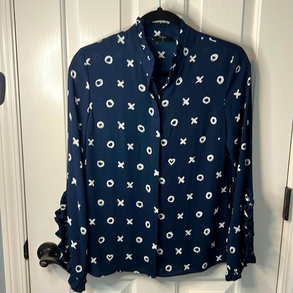 Tahari Tops - Tahari navy silk blouse with x and o pattern and flutter sleeve. Size Xsmall